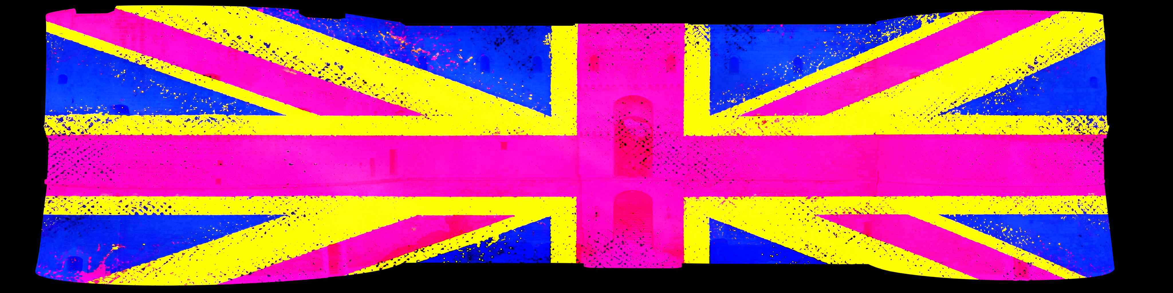 Union Jack fucsia, gialla e blu distesa sulla facciata