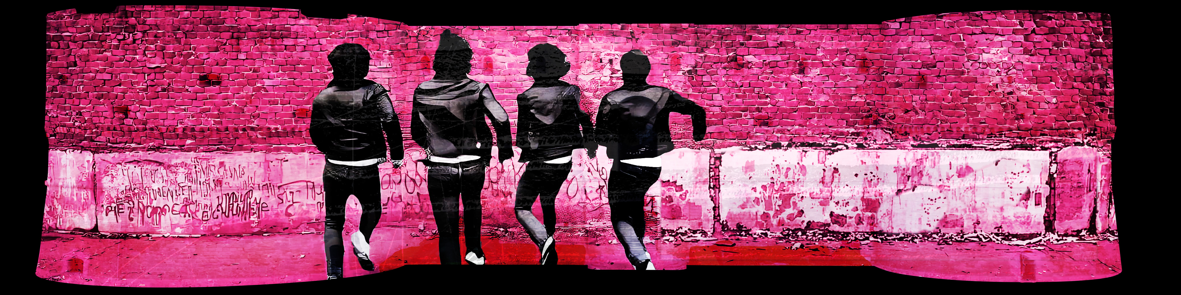 I quattro Ramones di spalle davanti al muro di mattoni