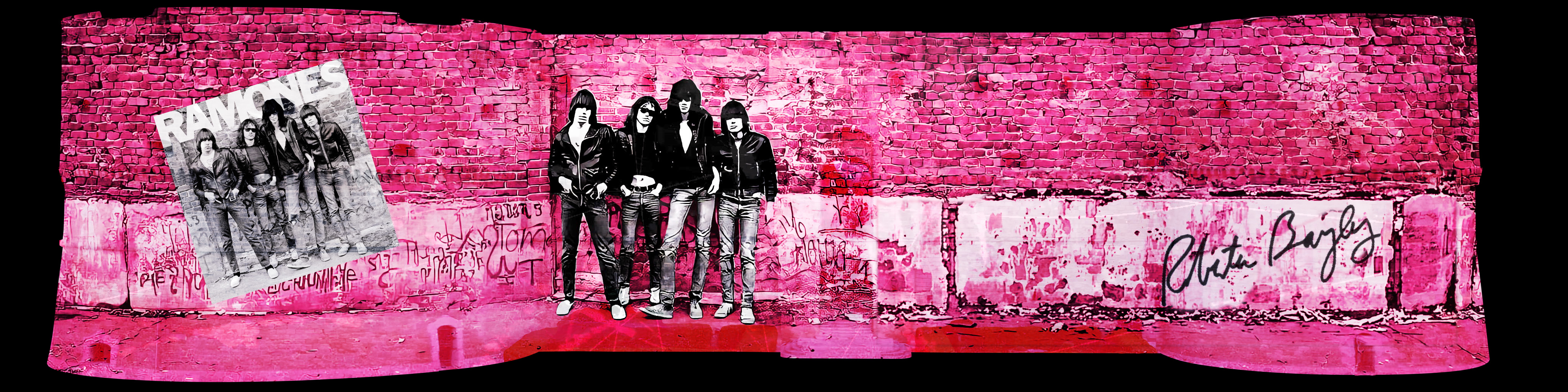 I Ramones in posa davanti al muro, tra copertina del disco e firma di Roberta Bayley