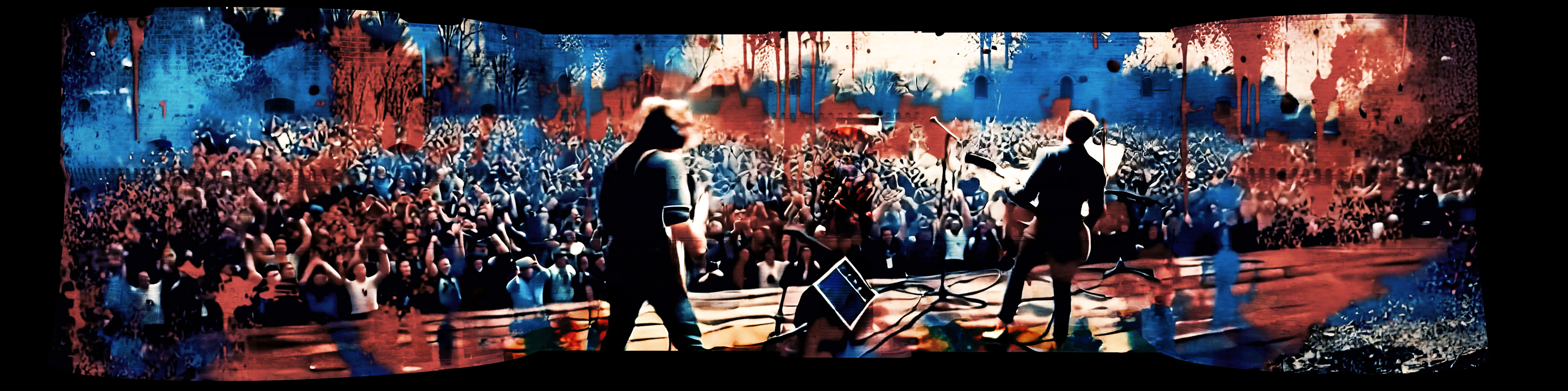 I Clash sul palco davanti a una folla compatta